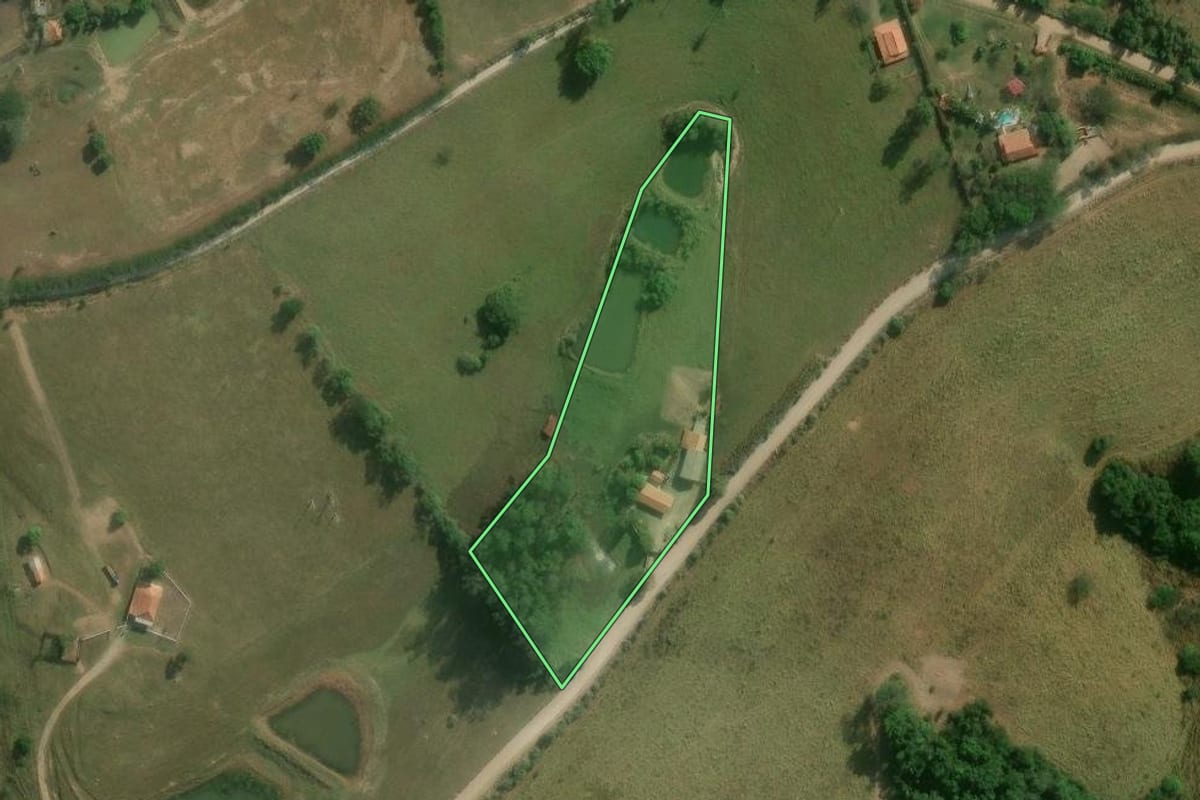 Imagem de satélite do imóvel rural em Guareí (SP), com o contorno declarado no CAR desenhado por cima.