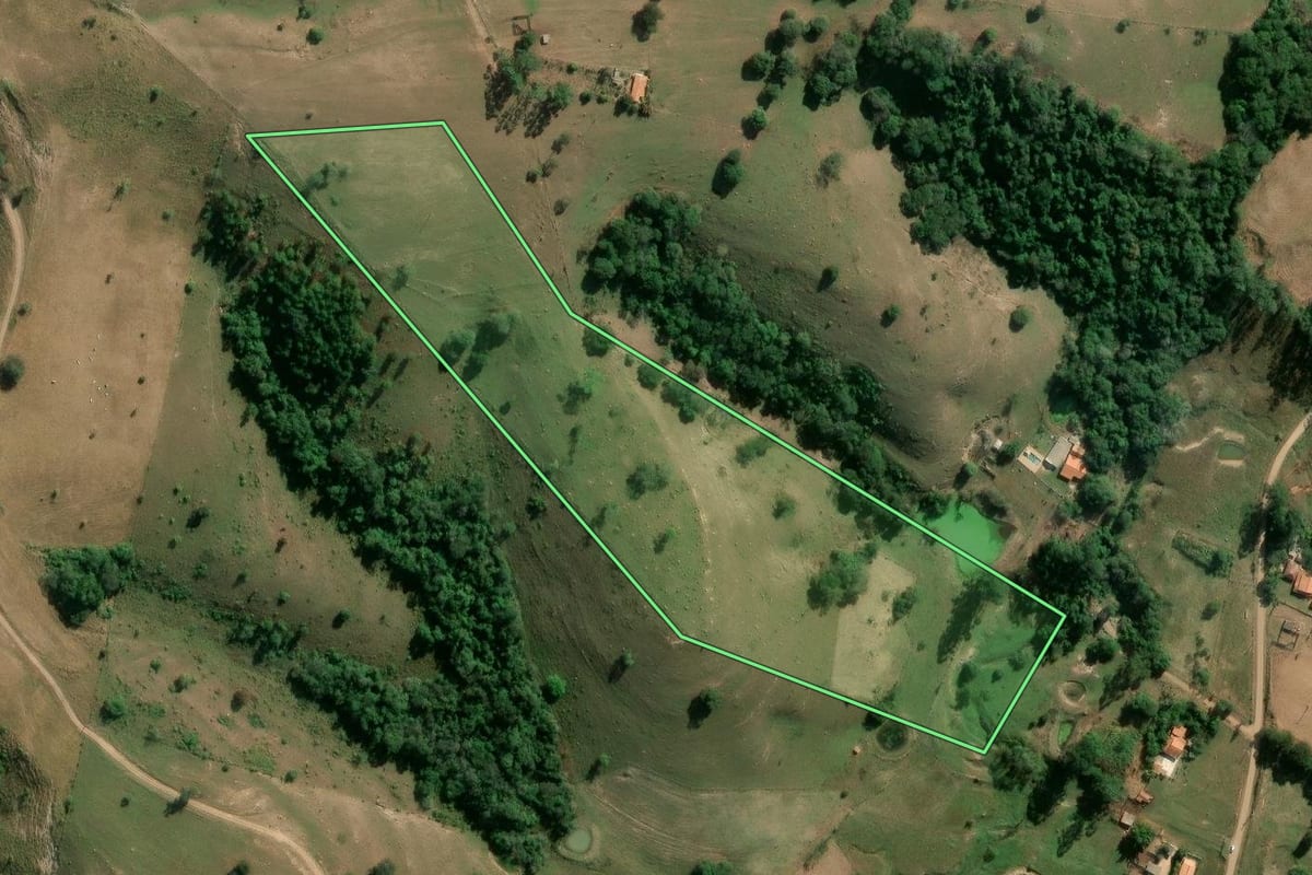 Imagem de satélite do imóvel rural em Guareí (SP), com o contorno declarado no CAR desenhado por cima.