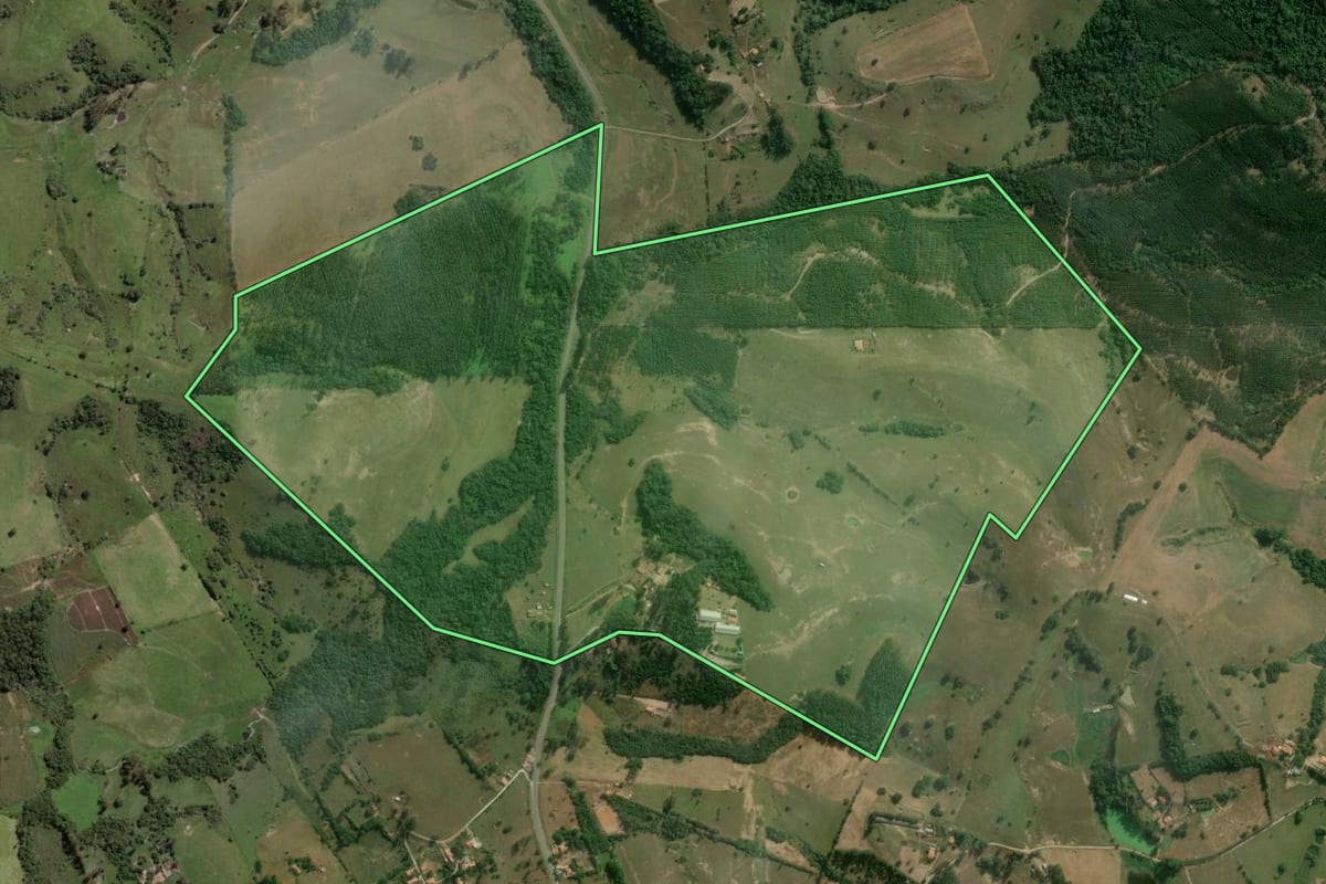 Imagem de satélite do imóvel rural em Guareí (SP), com o contorno declarado no CAR desenhado por cima.
