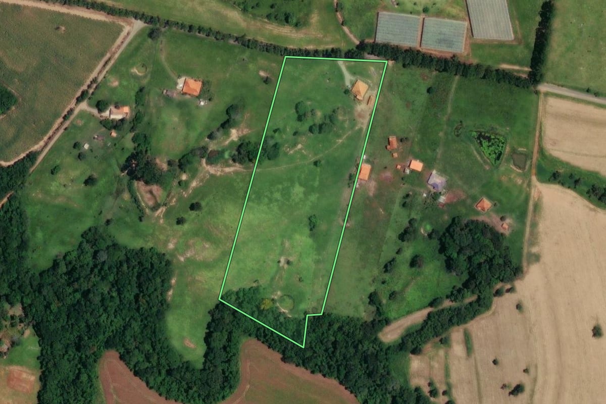 Imagem de satélite do imóvel rural em Guareí (SP), com o contorno declarado no CAR desenhado por cima.