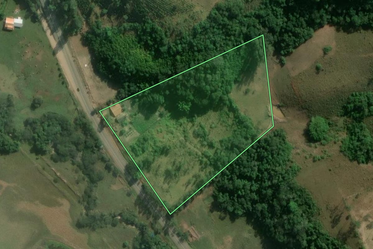 Imagem de satélite do imóvel rural em Guareí (SP), com o contorno declarado no CAR desenhado por cima.