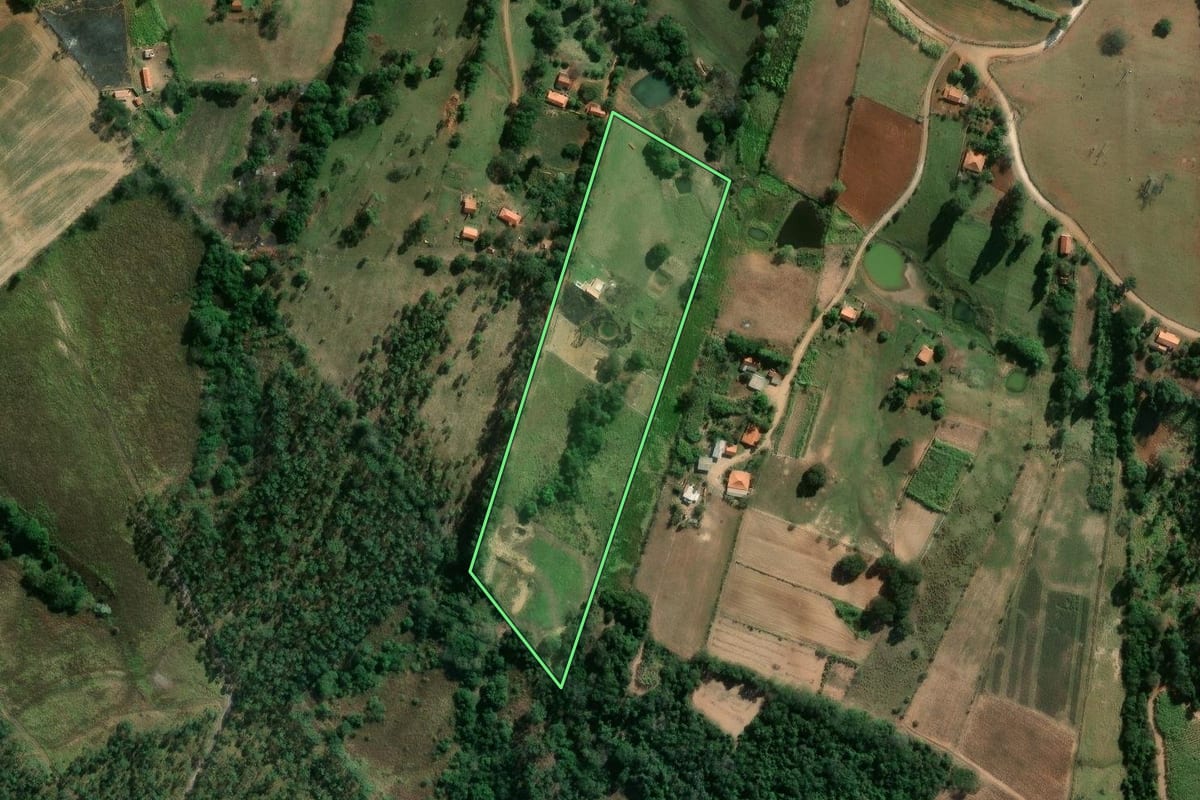 Imagem de satélite do imóvel rural em Guareí (SP), com o contorno declarado no CAR desenhado por cima.