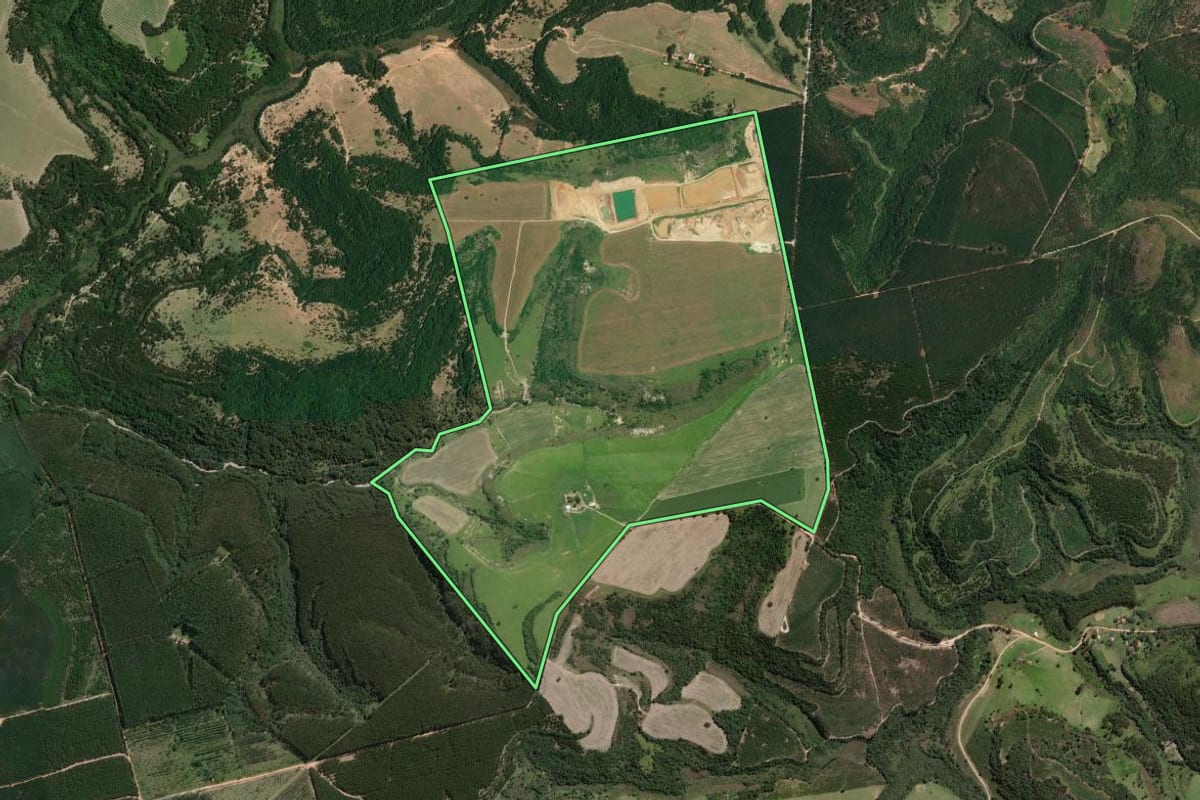 Imagem de satélite do imóvel rural em Guareí (SP), com o contorno declarado no CAR desenhado por cima.