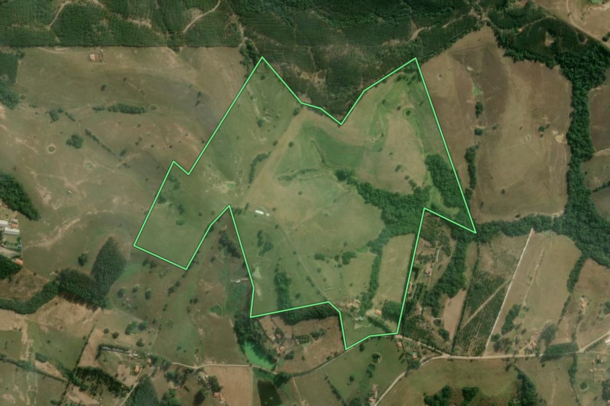 Imagem de satélite do imóvel rural em Guareí (SP), com o contorno declarado no CAR desenhado por cima.