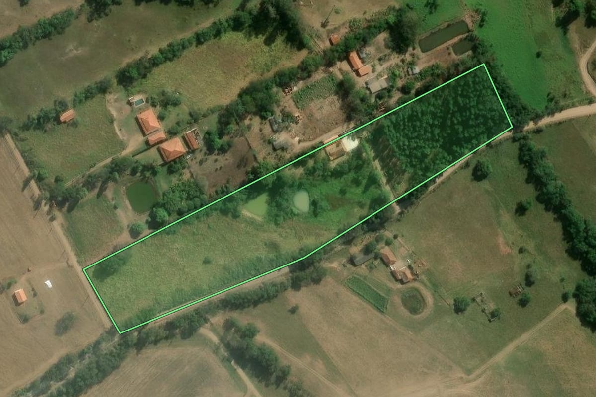 Imagem de satélite do imóvel rural em Guareí (SP), com o contorno declarado no CAR desenhado por cima.