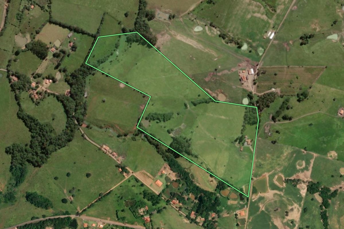 Imagem de satélite do imóvel rural em Guareí (SP), com o contorno declarado no CAR desenhado por cima.