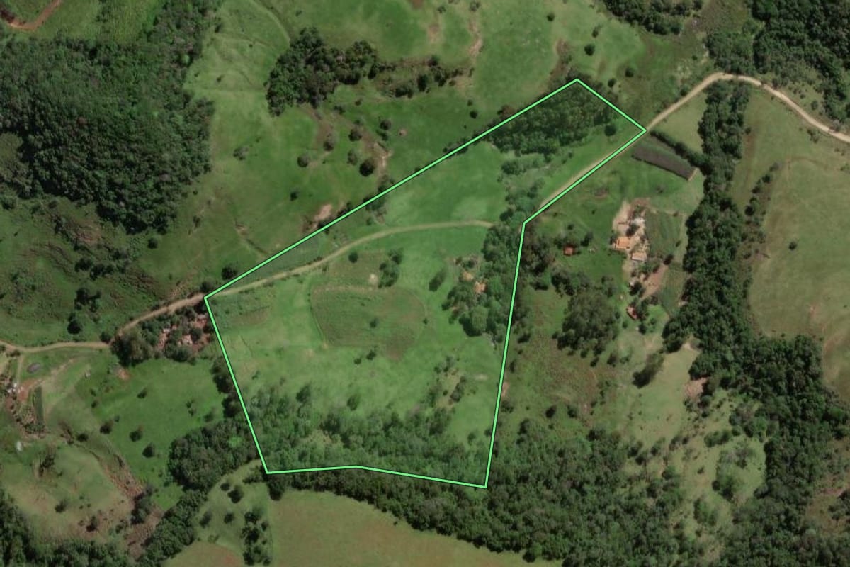 Imagem de satélite do imóvel rural em Guareí (SP), com o contorno declarado no CAR desenhado por cima.