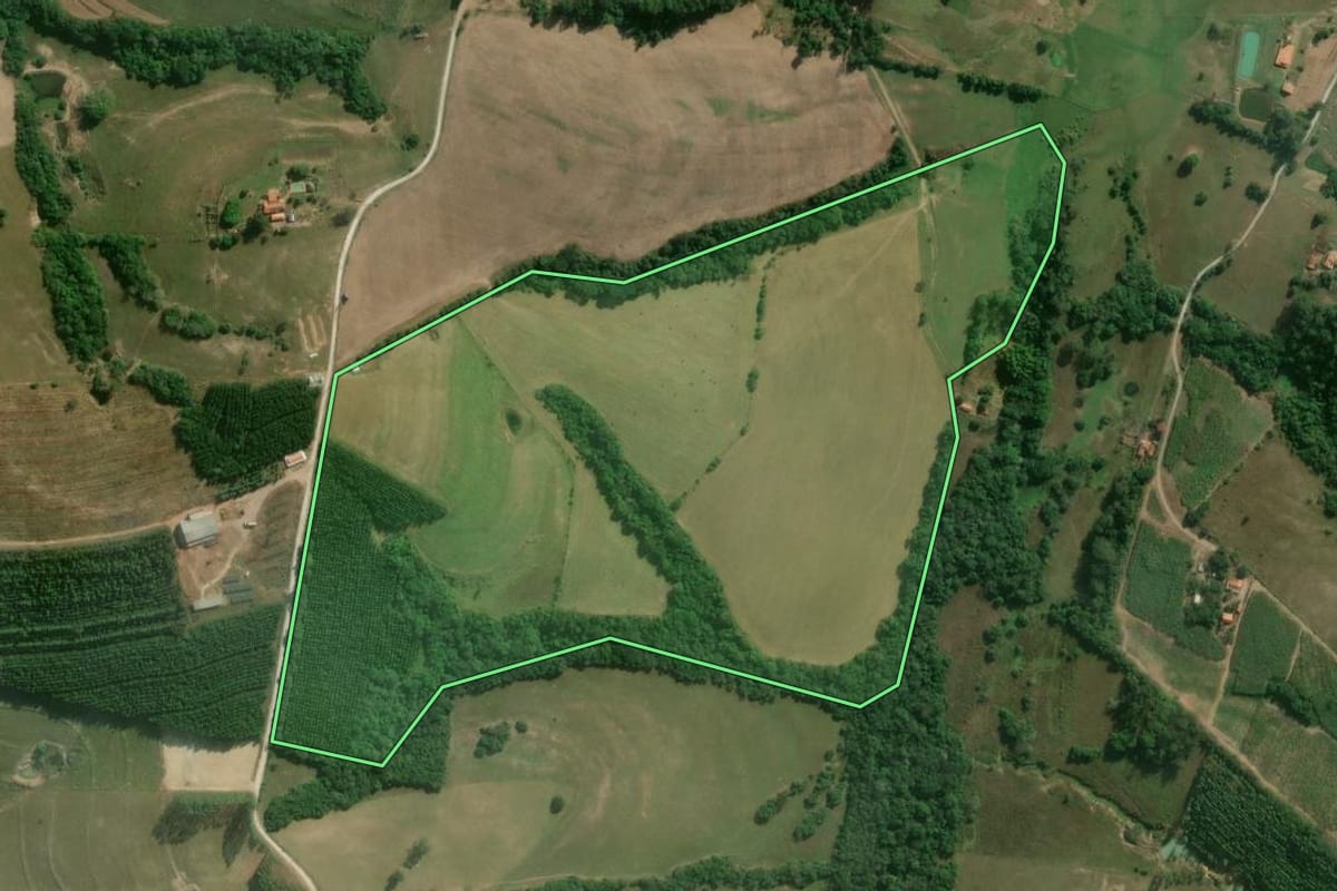 Imagem de satélite do imóvel rural em Guareí (SP), com o contorno declarado no CAR desenhado por cima.