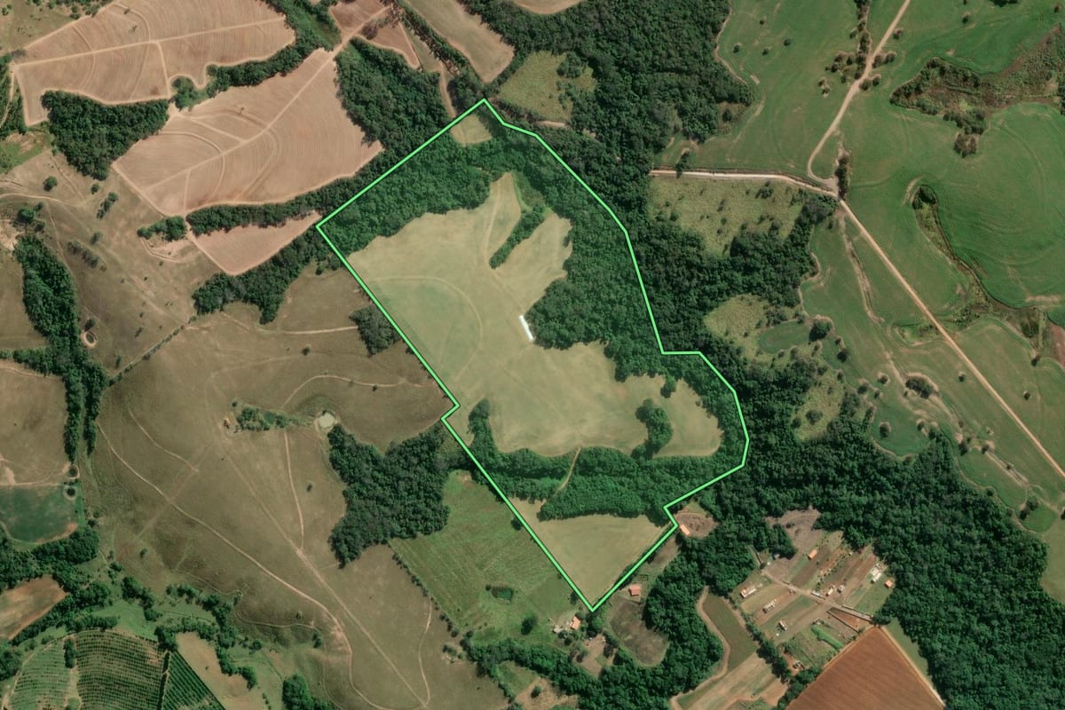 Imagem de satélite do imóvel rural em Guareí (SP), com o contorno declarado no CAR desenhado por cima.