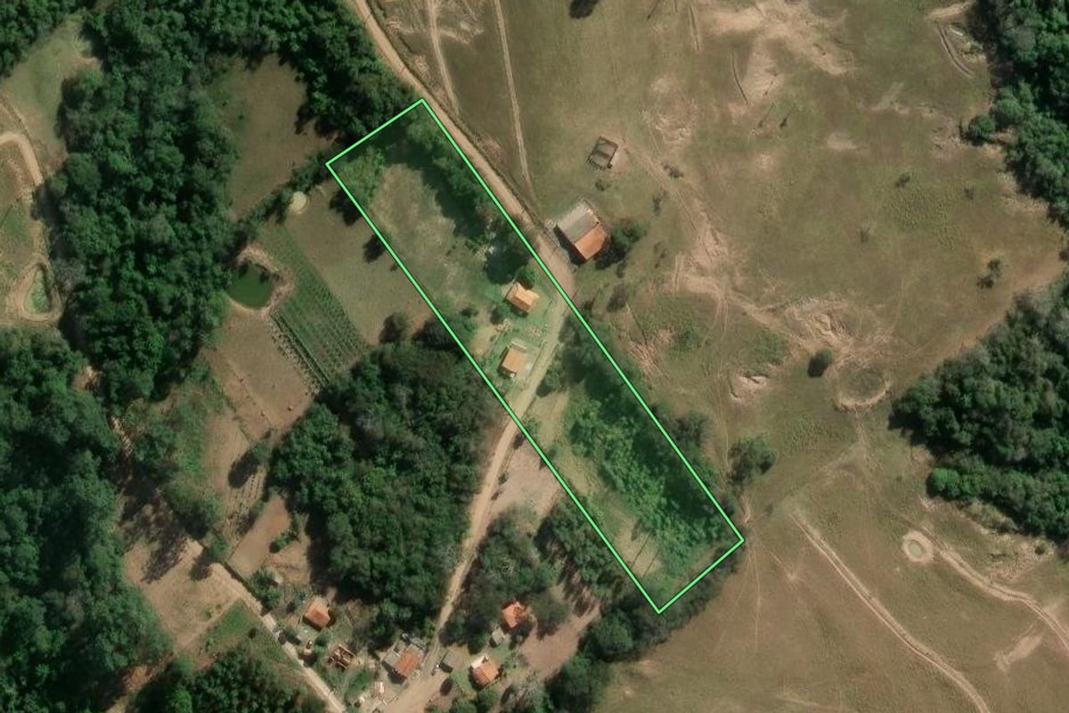 Imagem de satélite do imóvel rural em Guareí (SP), com o contorno declarado no CAR desenhado por cima.