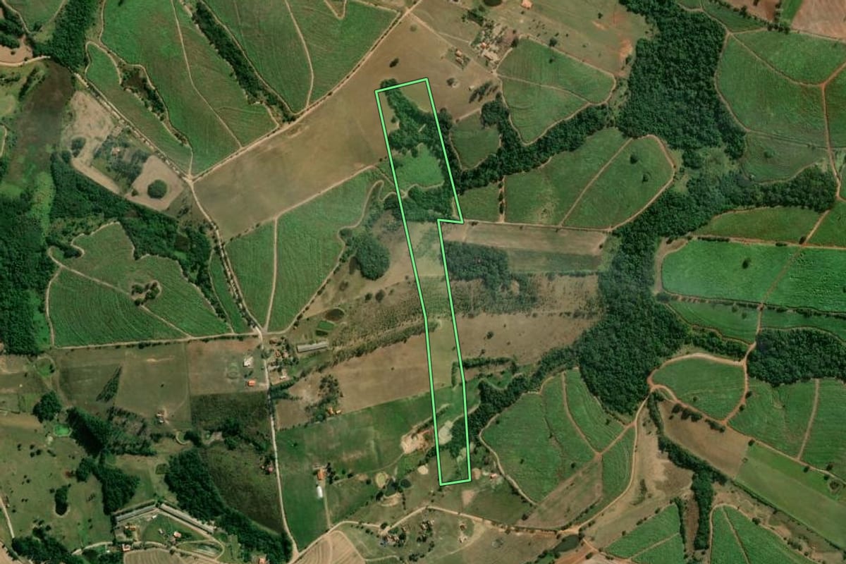 Imagem de satélite do imóvel rural em Guareí (SP), com o contorno declarado no CAR desenhado por cima.