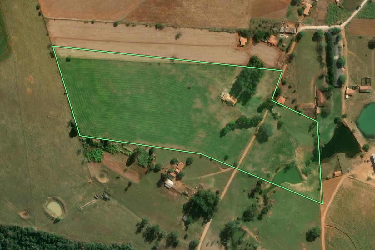 Imagem de satélite do imóvel rural em Guareí (SP), com o contorno declarado no CAR desenhado por cima.