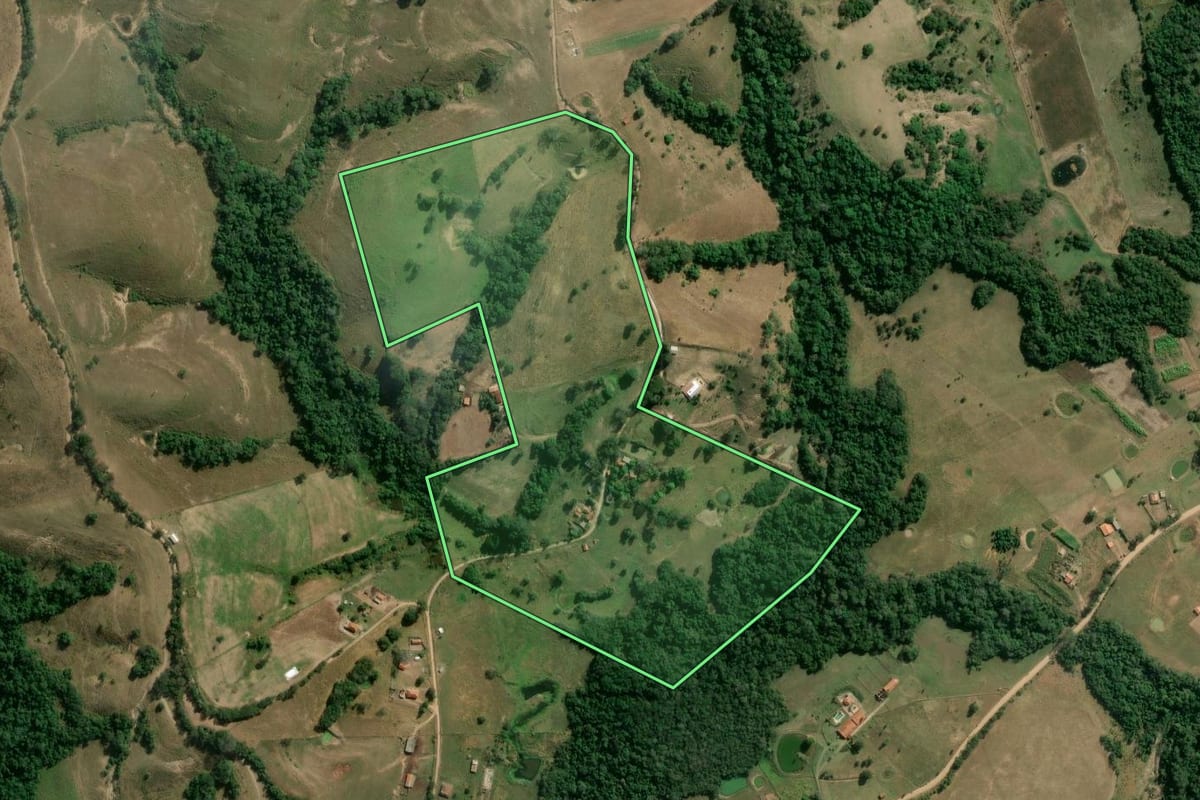 Imagem de satélite do imóvel rural em Guareí (SP), com o contorno declarado no CAR desenhado por cima.