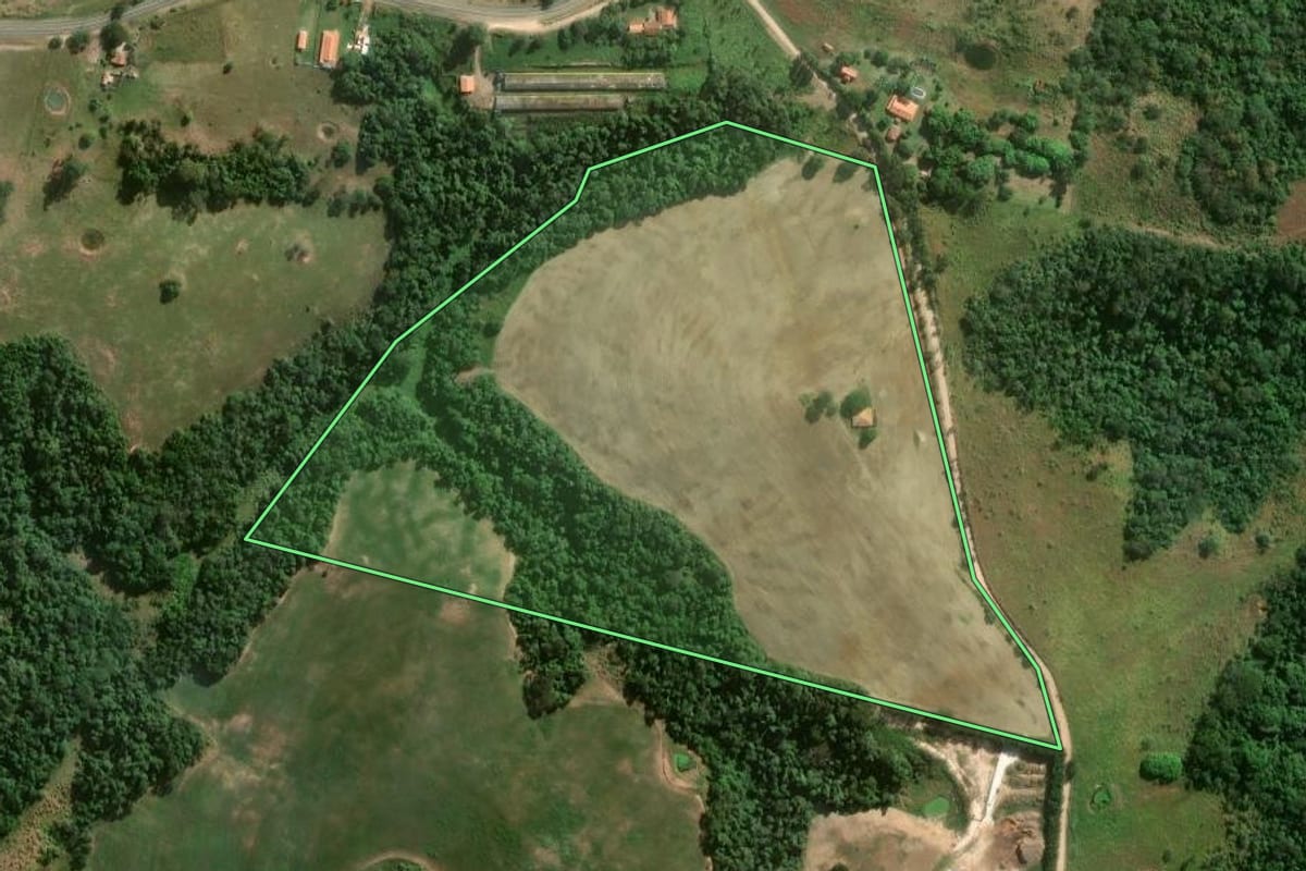 Imagem de satélite do imóvel rural em Guareí (SP), com o contorno declarado no CAR desenhado por cima.