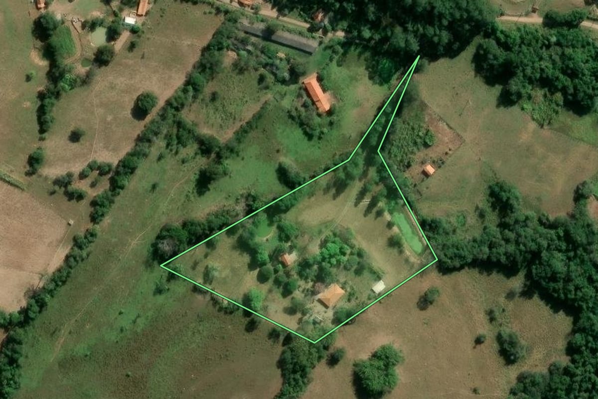 Imagem de satélite do imóvel rural em Guareí (SP), com o contorno declarado no CAR desenhado por cima.