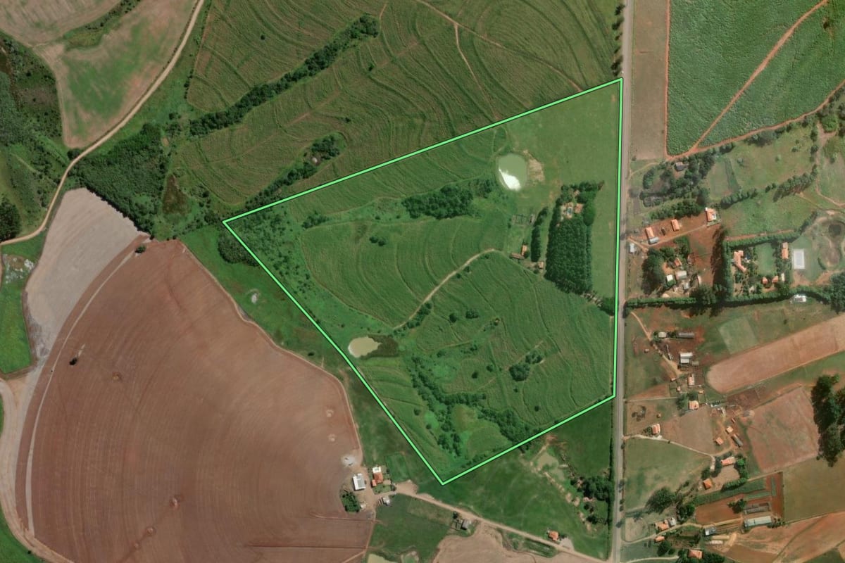 Imagem de satélite do imóvel rural em Guareí (SP), com o contorno declarado no CAR desenhado por cima.