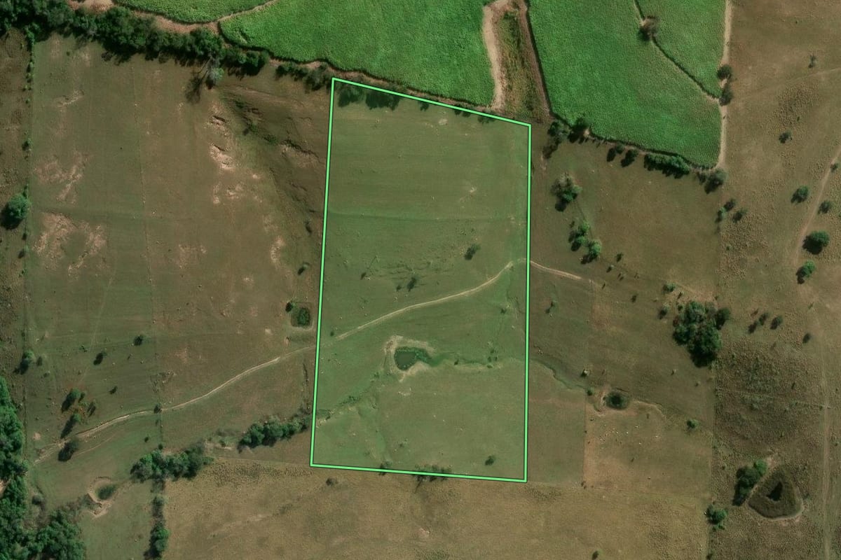 Imagem de satélite do imóvel rural em Guareí (SP), com o contorno declarado no CAR desenhado por cima.