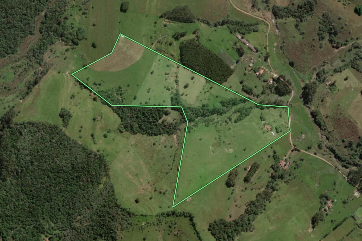 Imagem de satélite do imóvel rural em Guareí (SP), com o contorno declarado no CAR desenhado por cima.