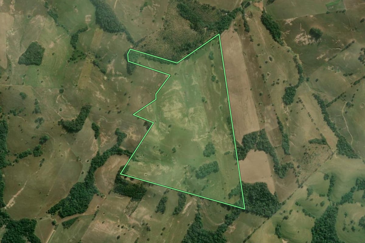 Imagem de satélite do imóvel rural em Guareí (SP), com o contorno declarado no CAR desenhado por cima.