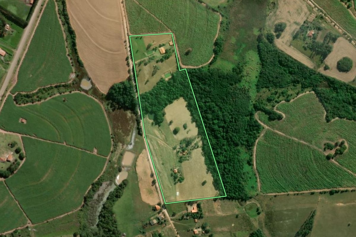 Imagem de satélite do imóvel rural em Guareí (SP), com o contorno declarado no CAR desenhado por cima.