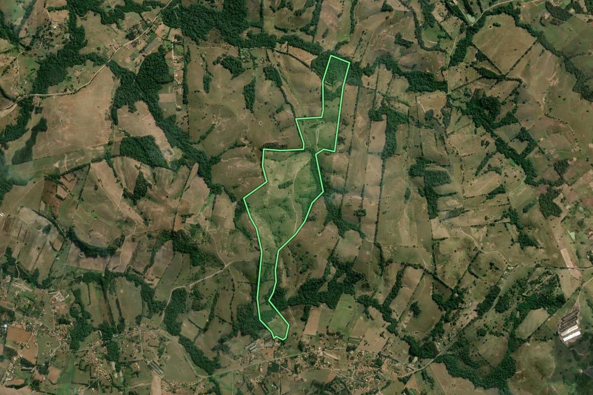 Imagem de satélite do imóvel rural em Guareí (SP), com o contorno declarado no CAR desenhado por cima.