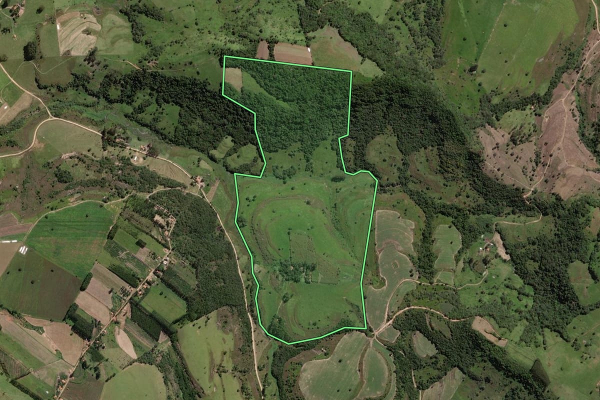 Imagem de satélite do imóvel rural em Guareí (SP), com o contorno declarado no CAR desenhado por cima.