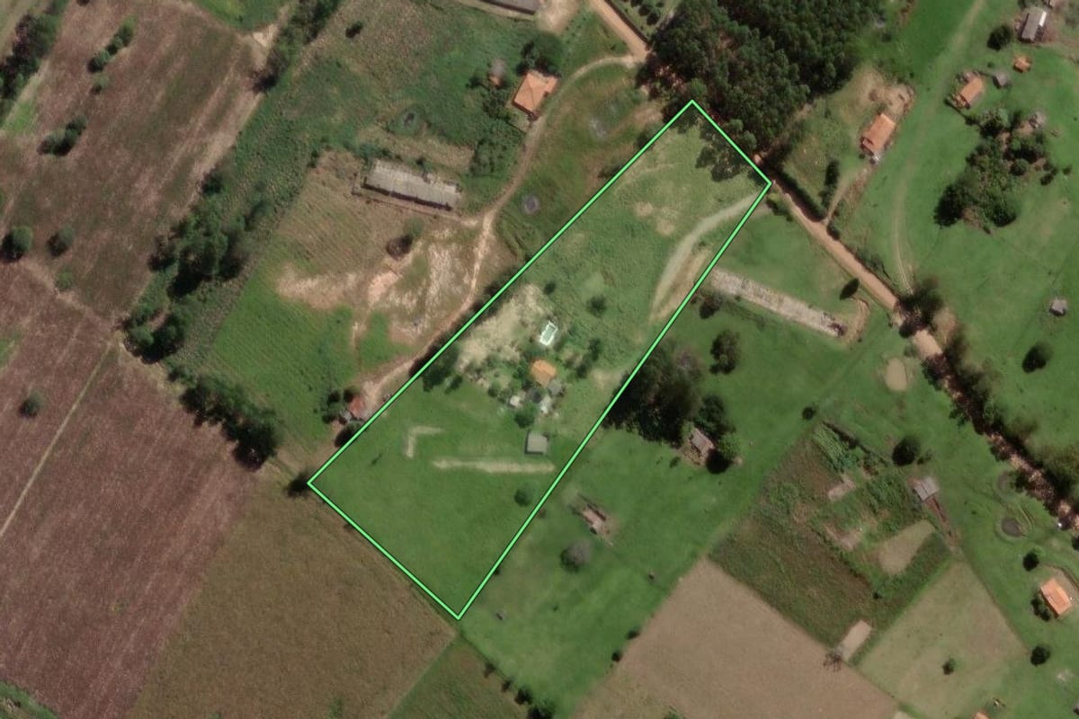 Imagem de satélite do imóvel rural em Guareí (SP), com o contorno declarado no CAR desenhado por cima.