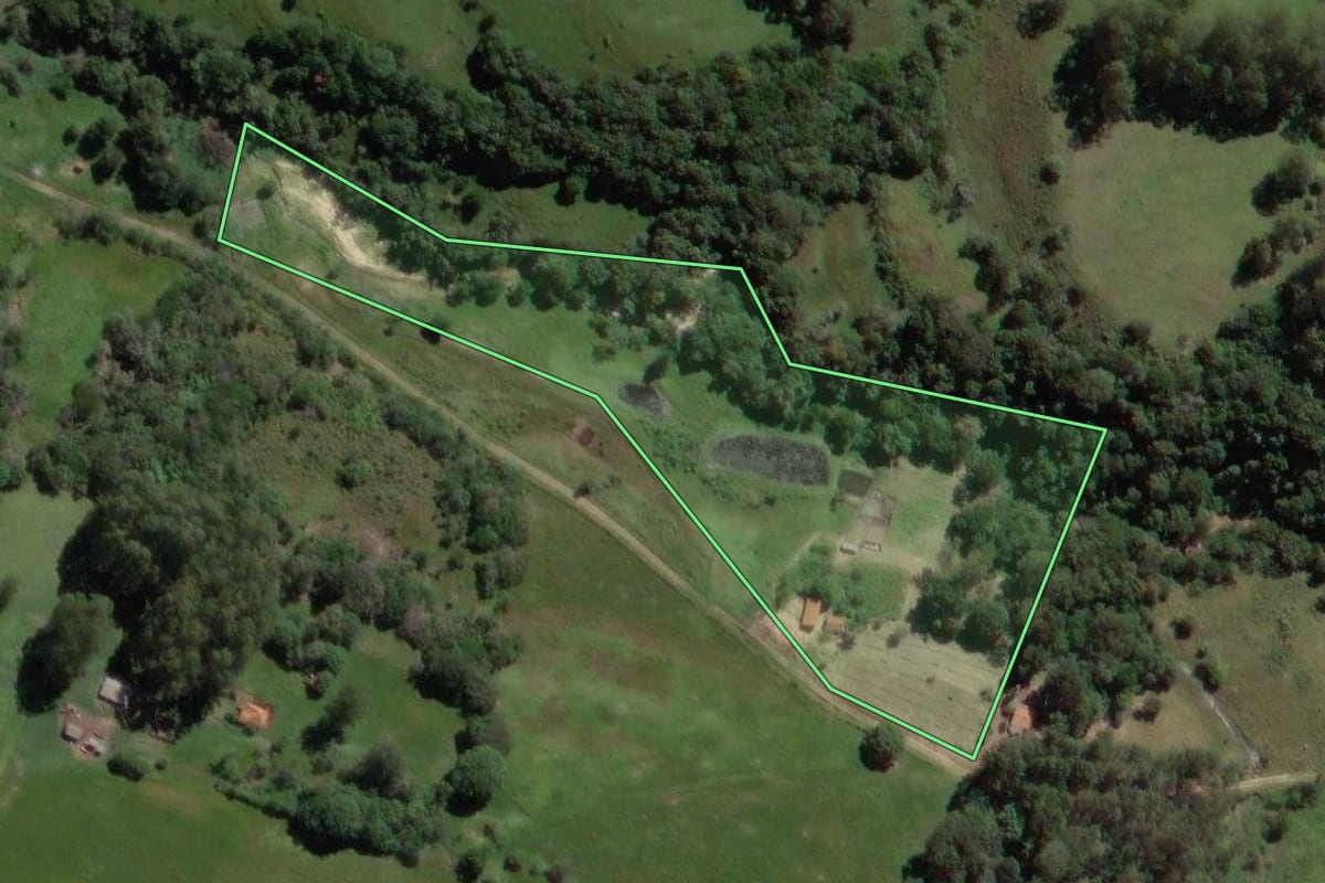 Imagem de satélite do imóvel rural em Guareí (SP), com o contorno declarado no CAR desenhado por cima.