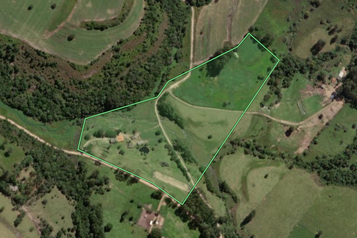 Imagem de satélite do imóvel rural em Guareí (SP), com o contorno declarado no CAR desenhado por cima.