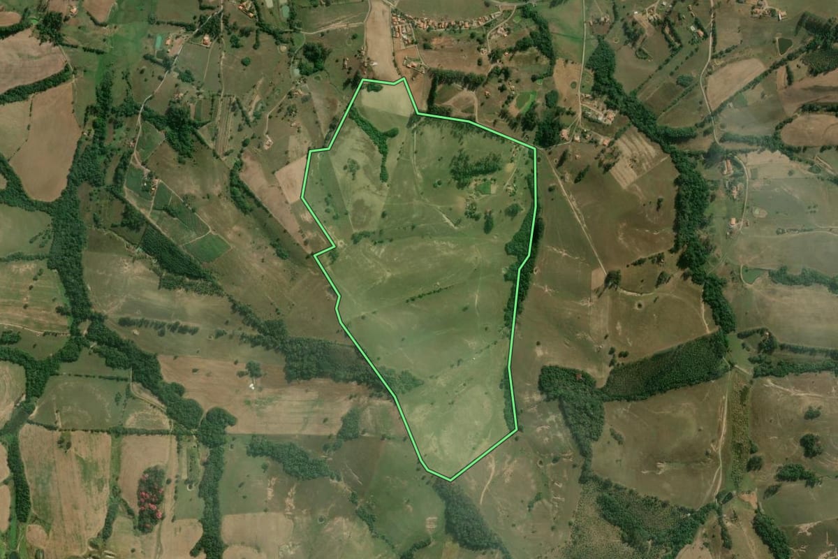 Imagem de satélite do imóvel rural em Guareí (SP), com o contorno declarado no CAR desenhado por cima.