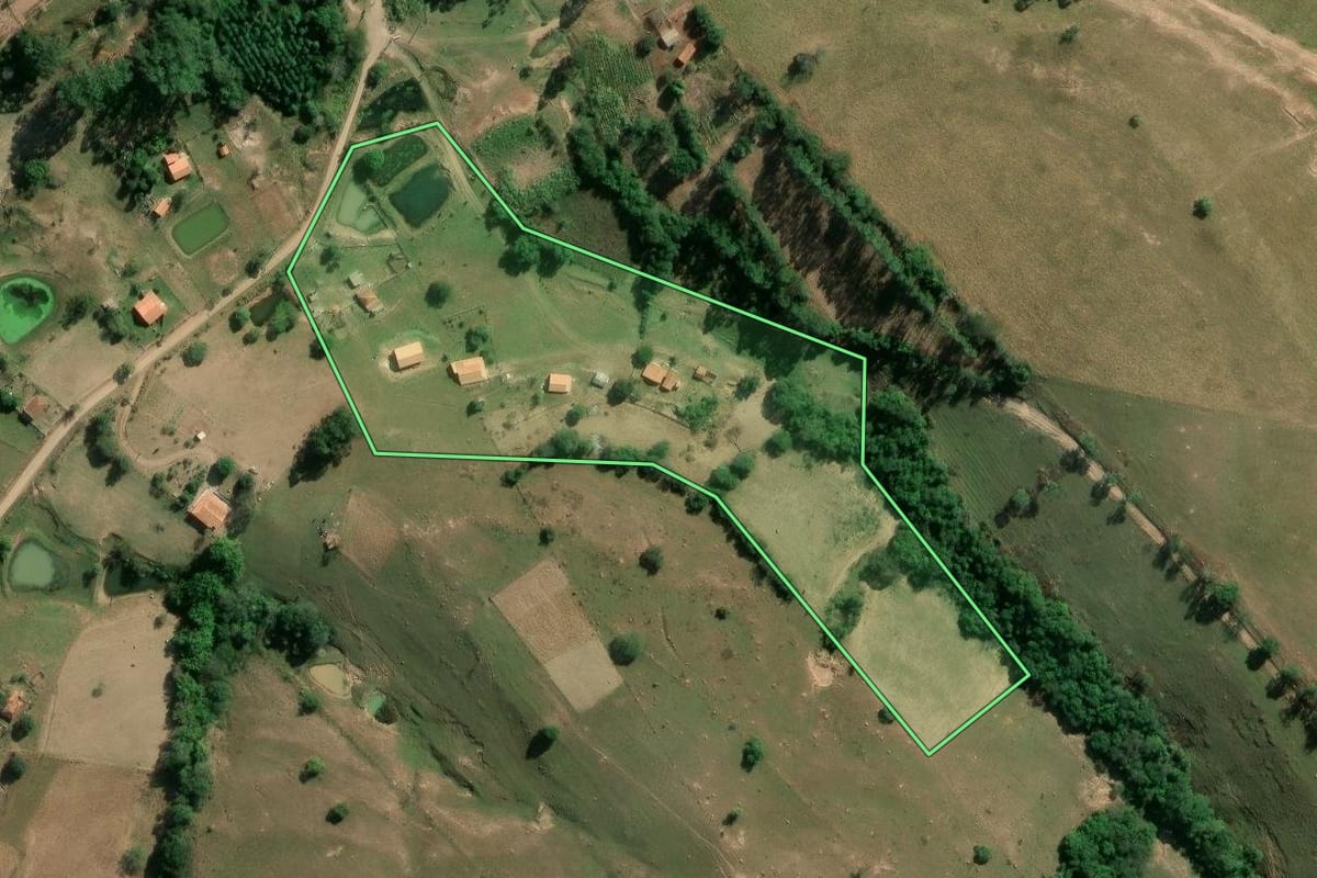 Imagem de satélite do imóvel rural em Guareí (SP), com o contorno declarado no CAR desenhado por cima.