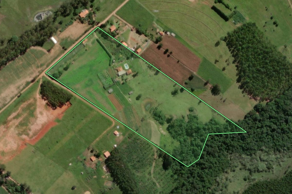 Imagem de satélite do imóvel rural em Guareí (SP), com o contorno declarado no CAR desenhado por cima.