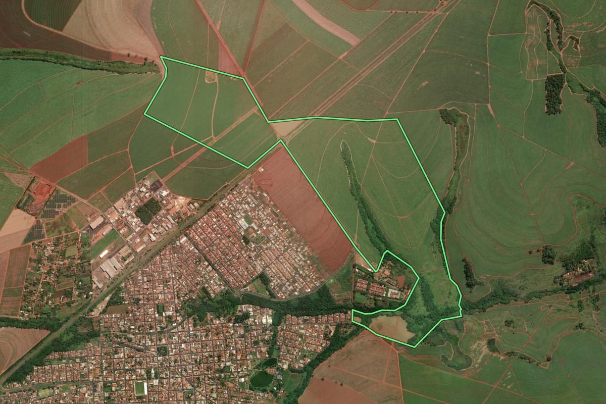 Imagem de satélite do imóvel rural em Guariba (SP), com o contorno declarado no CAR desenhado por cima.