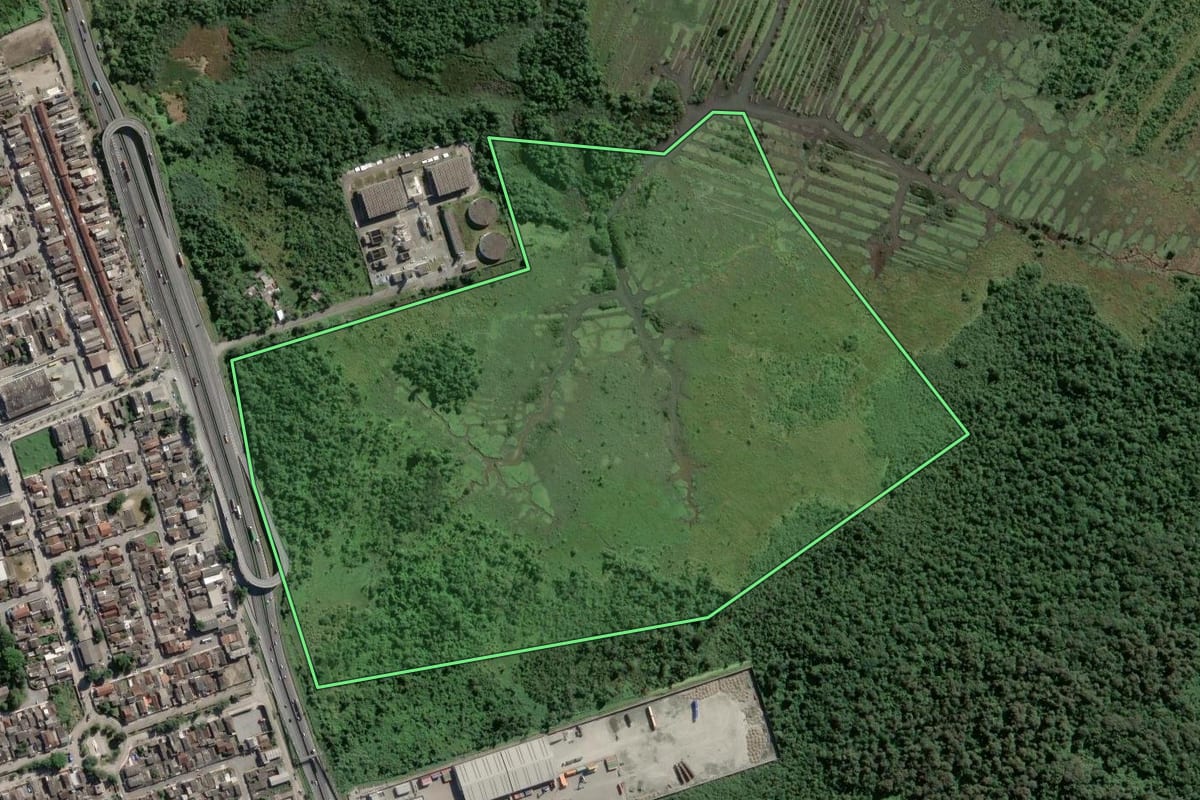Imagem de satélite do imóvel rural em Guarujá (SP), com o contorno declarado no CAR desenhado por cima.
