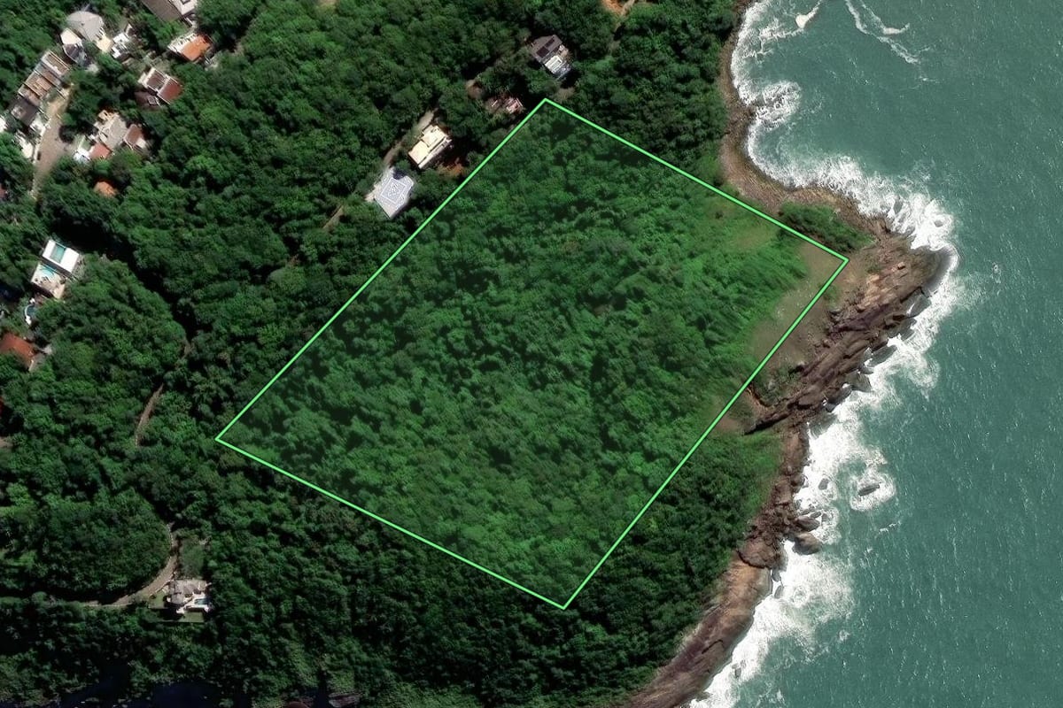 Imagem de satélite do imóvel rural em Guarujá (SP), com o contorno declarado no CAR desenhado por cima.