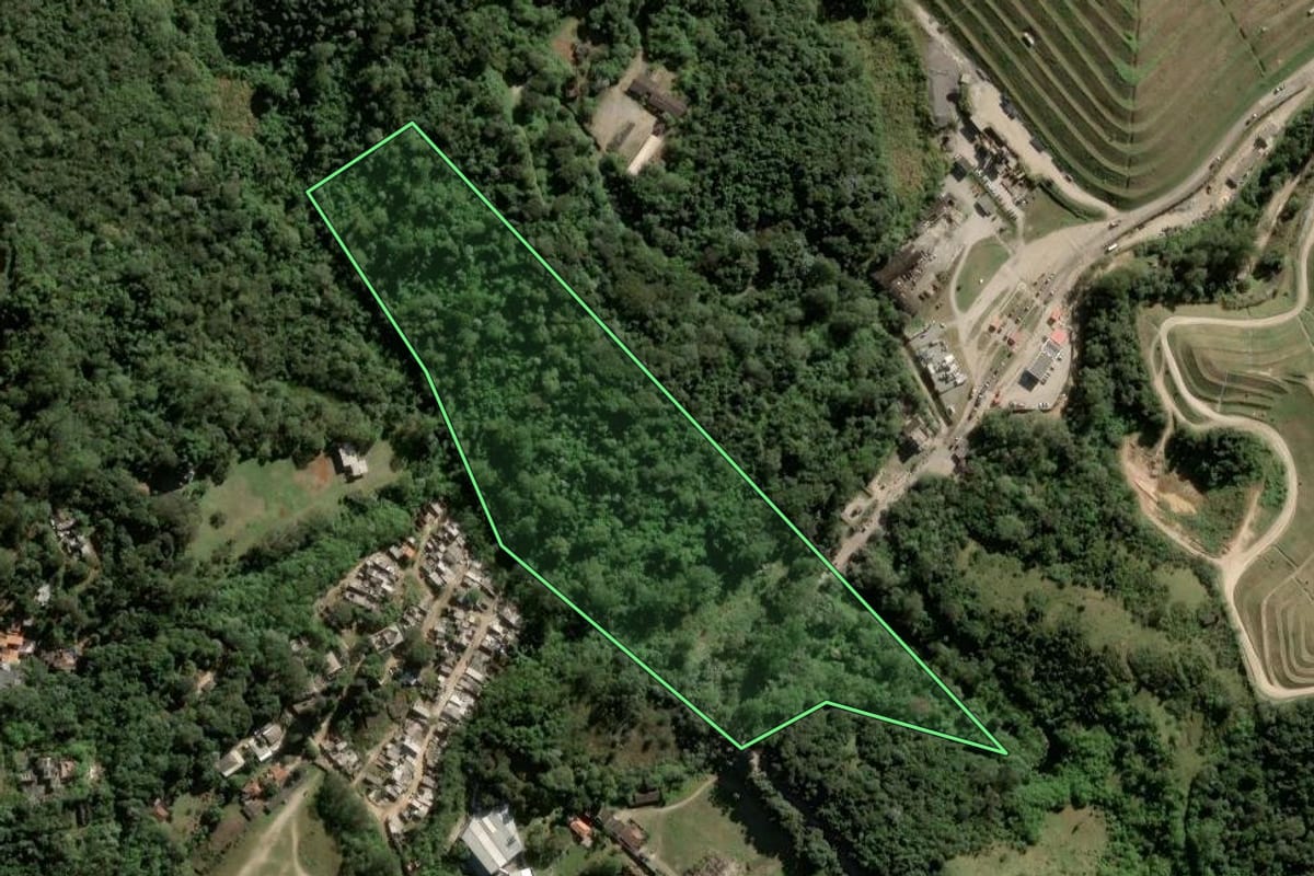Imagem de satélite do imóvel rural em Guarulhos (SP), com o contorno declarado no CAR desenhado por cima.
