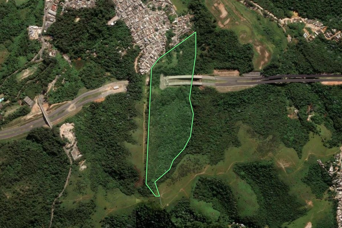 Imagem de satélite do imóvel rural em Guarulhos (SP), com o contorno declarado no CAR desenhado por cima.