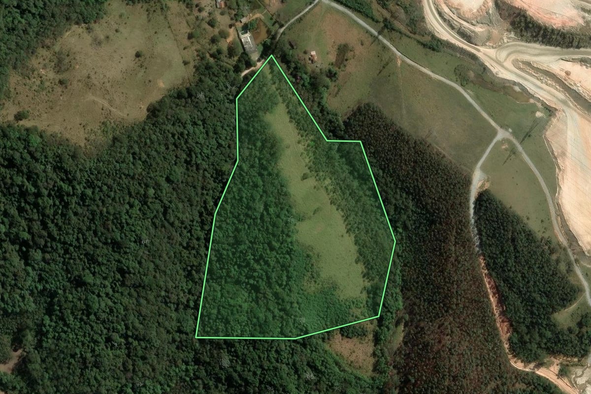 Imagem de satélite do imóvel rural em Guarulhos (SP), com o contorno declarado no CAR desenhado por cima.