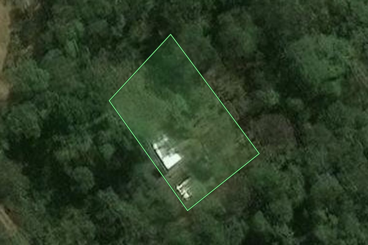 Imagem de satélite do imóvel rural em Guarulhos (SP), com o contorno declarado no CAR desenhado por cima.