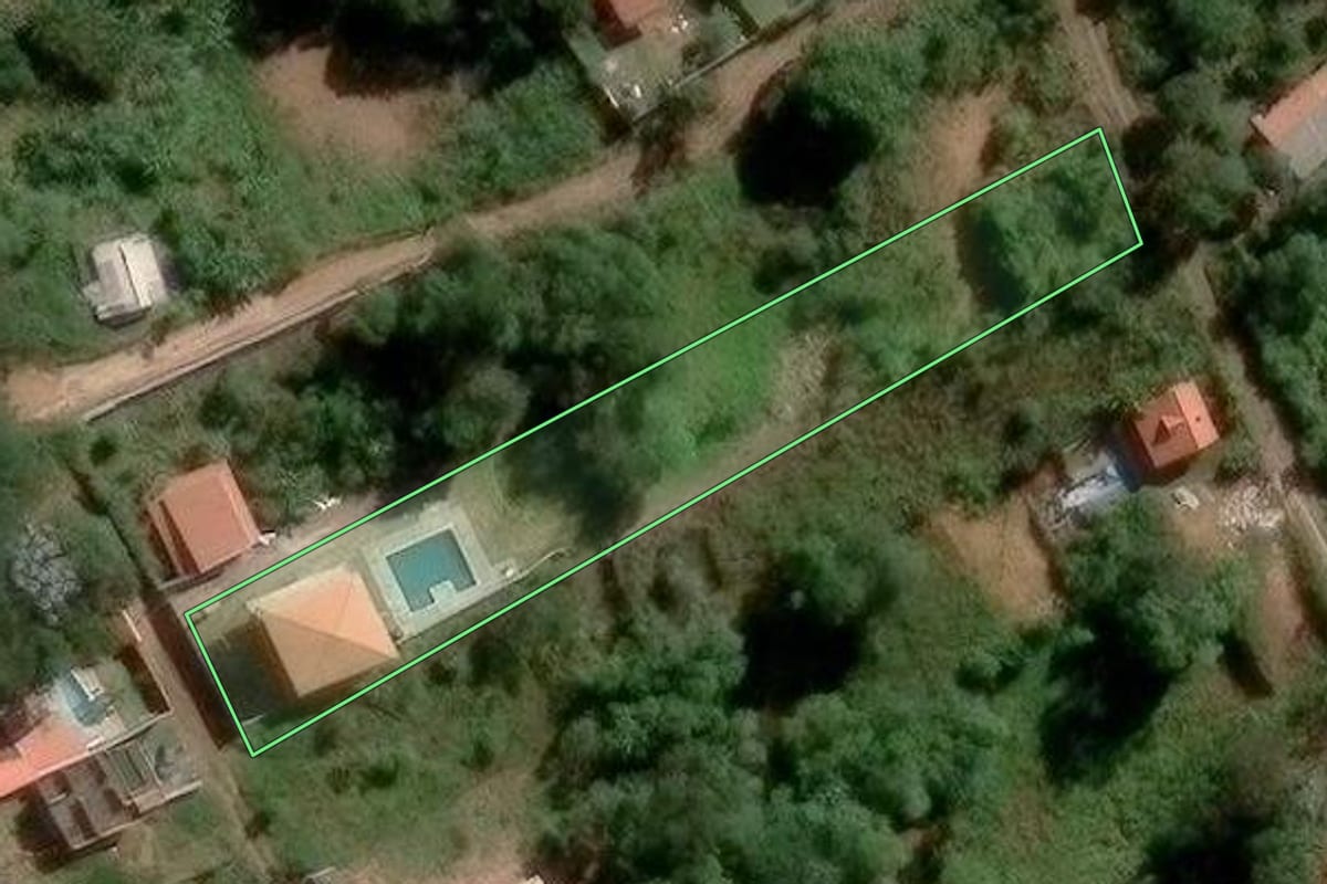 Imagem de satélite do imóvel rural em Guarulhos (SP), com o contorno declarado no CAR desenhado por cima.