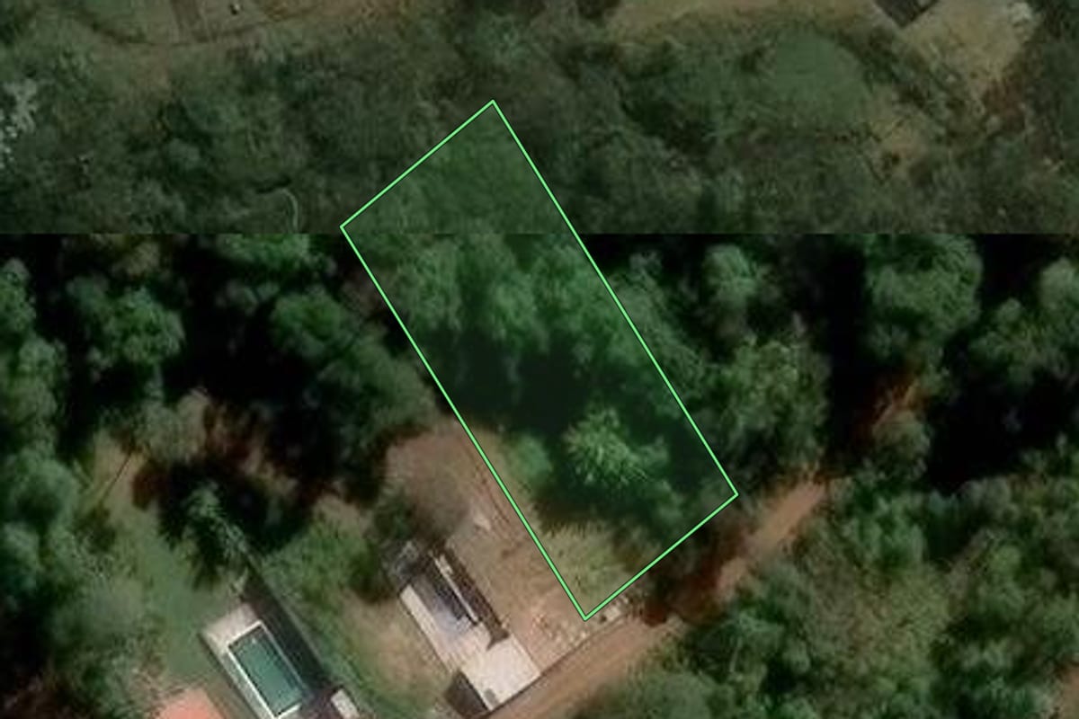 Imagem de satélite do imóvel rural em Guarulhos (SP), com o contorno declarado no CAR desenhado por cima.