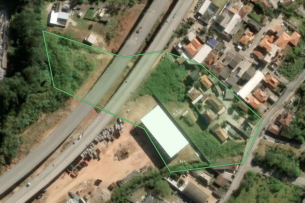 Imagem de satélite do imóvel rural em Guarulhos (SP), com o contorno declarado no CAR desenhado por cima.