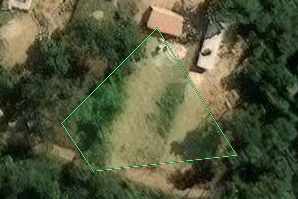 Imagem de satélite do imóvel rural em Guarulhos (SP), com o contorno declarado no CAR desenhado por cima.