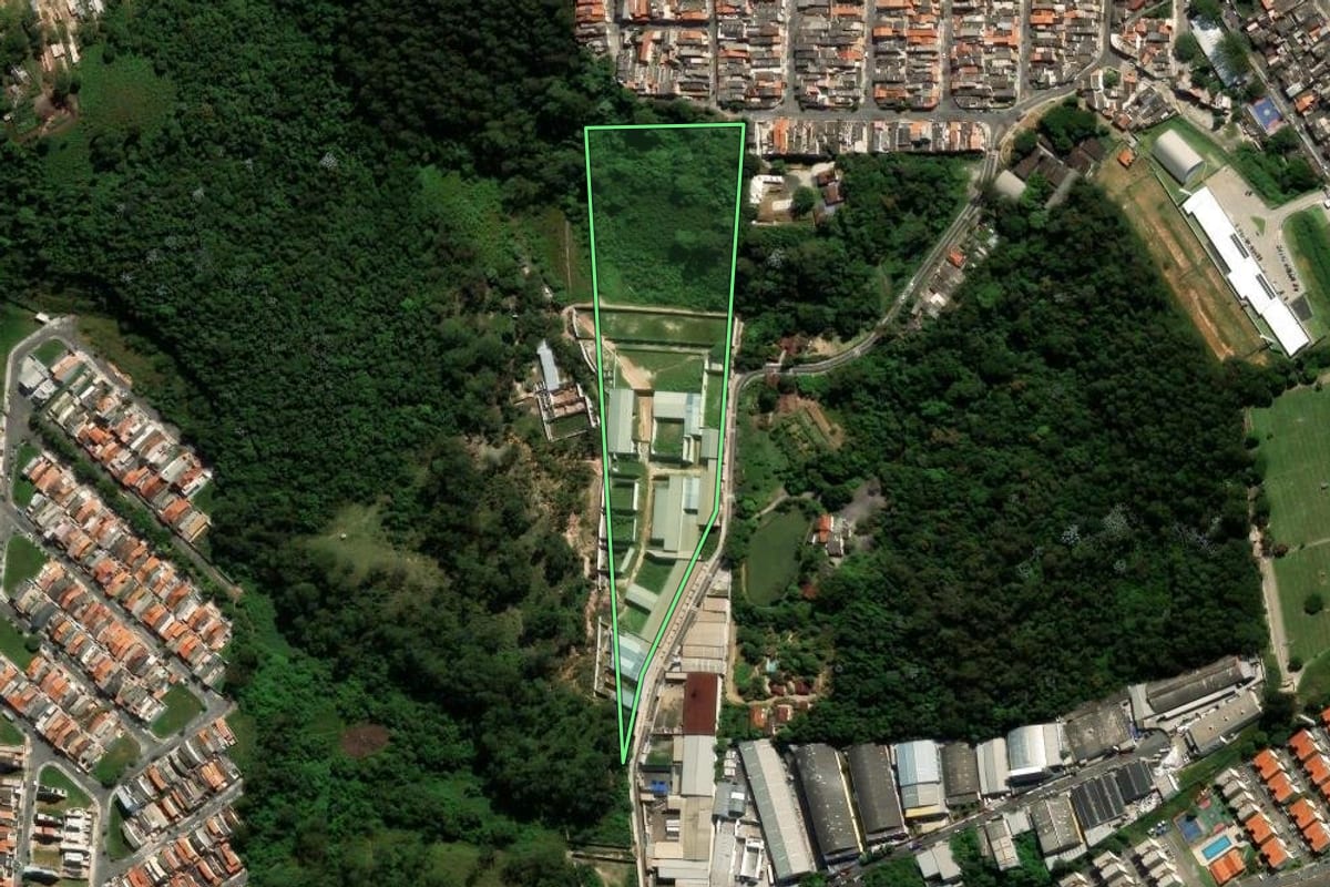Imagem de satélite do imóvel rural em Guarulhos (SP), com o contorno declarado no CAR desenhado por cima.