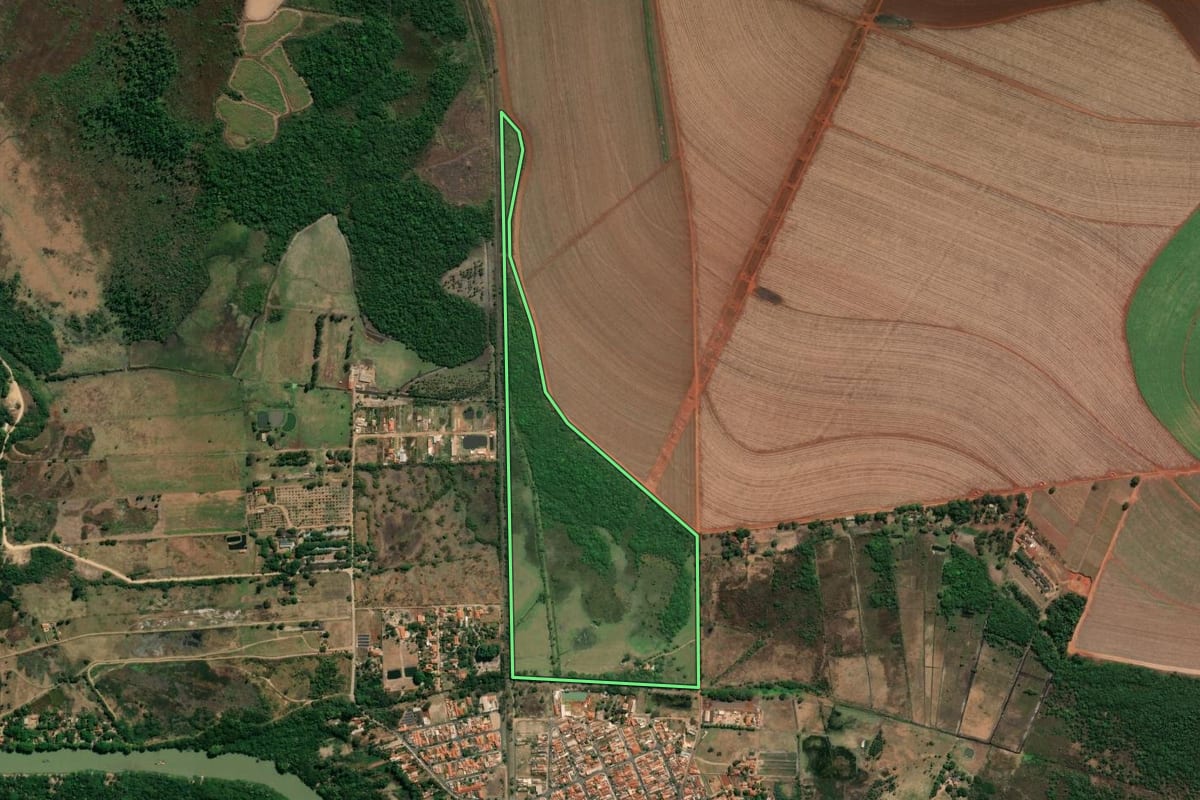 Imagem de satélite do imóvel rural em Guatapará (SP), com o contorno declarado no CAR desenhado por cima.