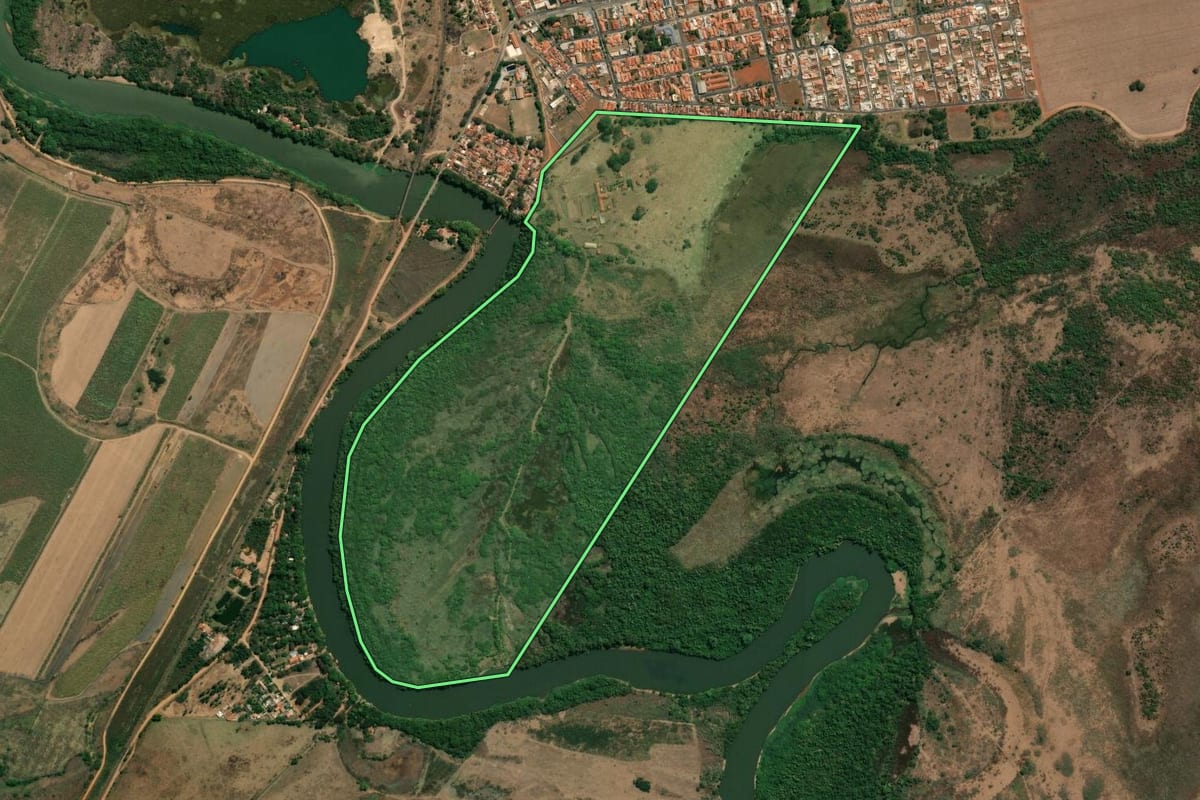 Imagem de satélite do imóvel rural em Guatapará (SP), com o contorno declarado no CAR desenhado por cima.