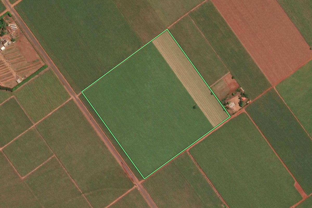Imagem de satélite do imóvel rural em Guatapará (SP), com o contorno declarado no CAR desenhado por cima.
