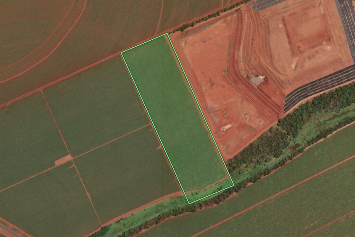 Imagem de satélite do imóvel rural em Guatapará (SP), com o contorno declarado no CAR desenhado por cima.