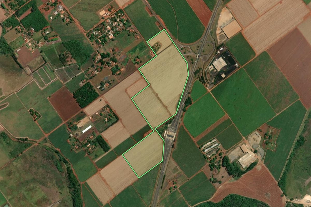 Imagem de satélite do imóvel rural em Guatapará (SP), com o contorno declarado no CAR desenhado por cima.