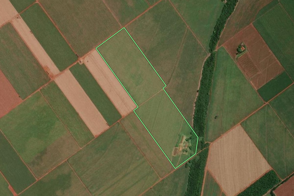 Imagem de satélite do imóvel rural em Guatapará (SP), com o contorno declarado no CAR desenhado por cima.